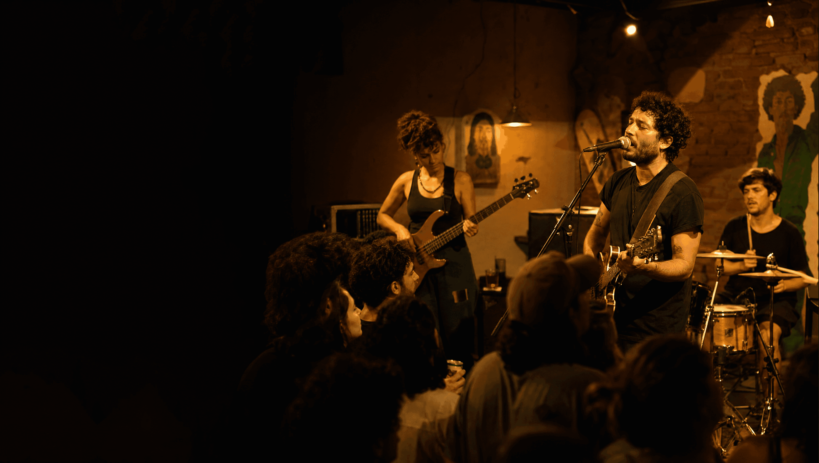Banda tocando em uma casa de show independente